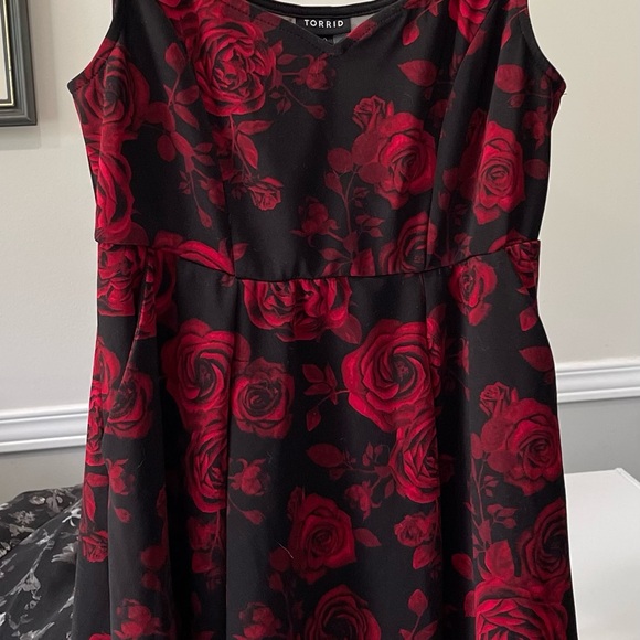 Torrid 00 Skater Flower Dress - gorgeous colours - Picture 3 of 3